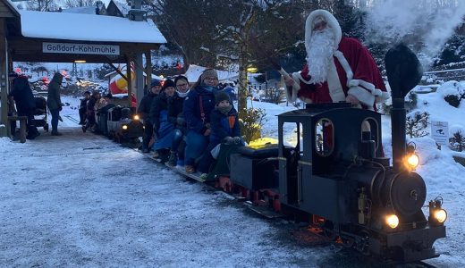Kleine Sächsische Schweiz - Advent im Miniaturpark - die Parkbahn mit Fahrgästen und Weihnachtsmann